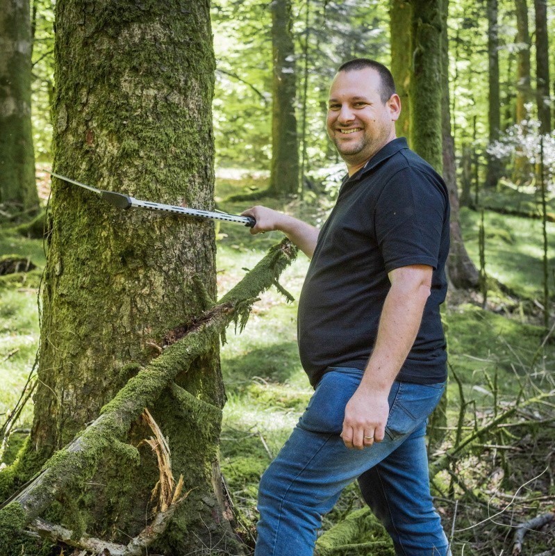 Romain Rozand réalise un inventaire forestier