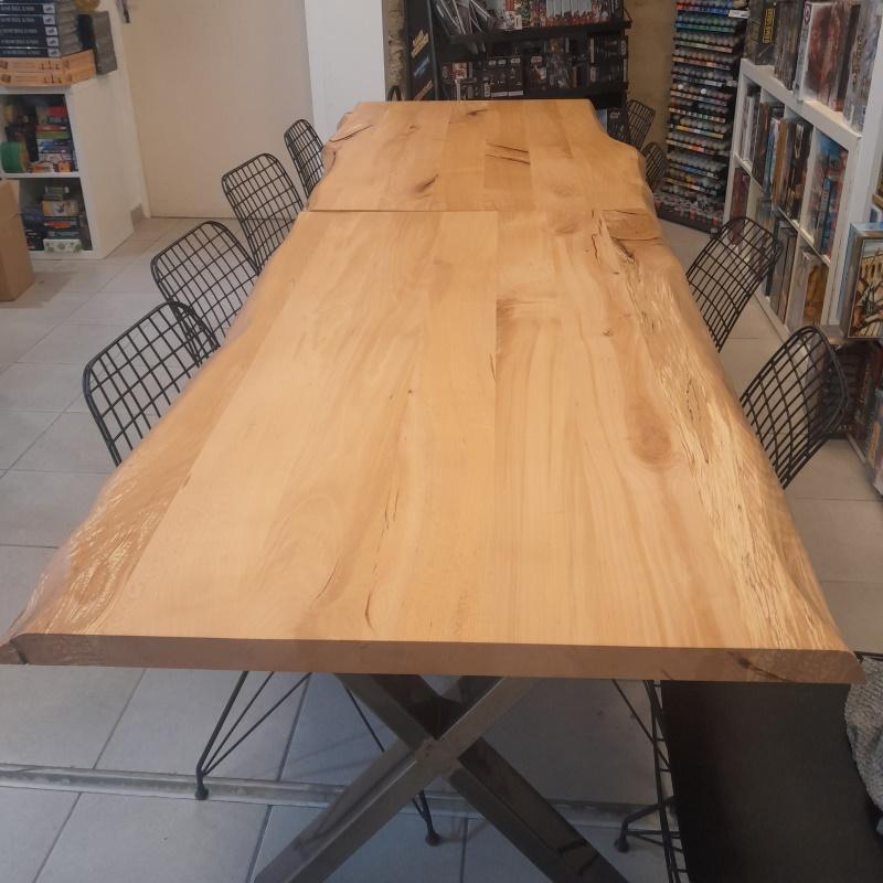 Tables en hêtre live edge chez Cartes sur table Auxerre