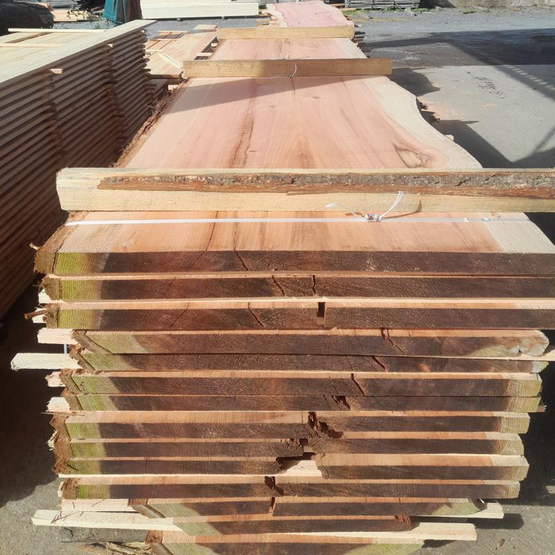 Un paquet de plateaux de tables live edge en sequoia