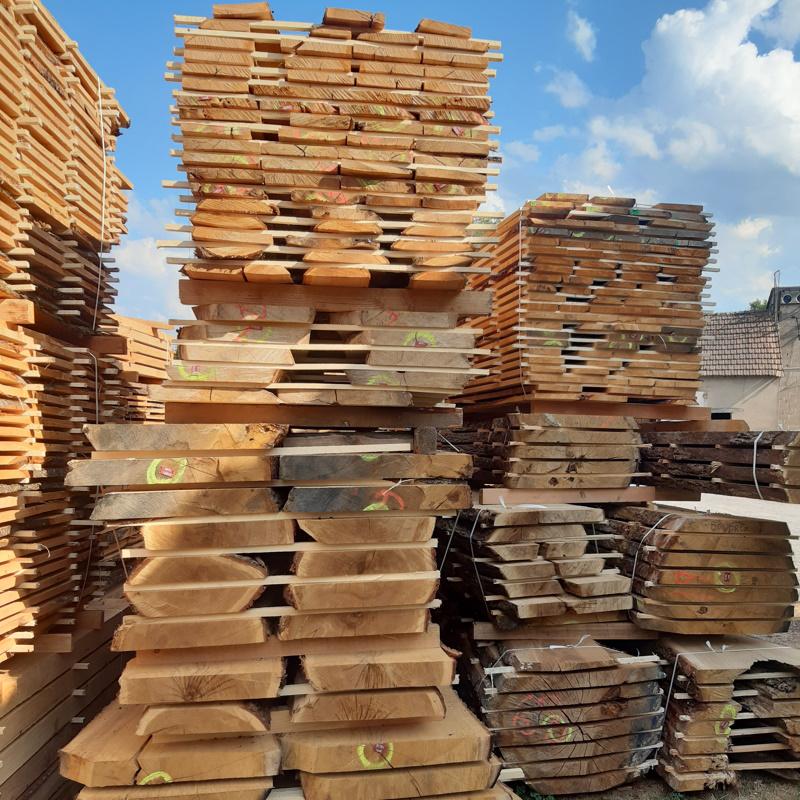 Stock de plateaux de chênes