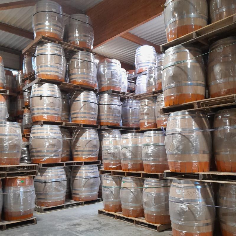 Stock de tonneaux à la Tonnellerie de Mercurey