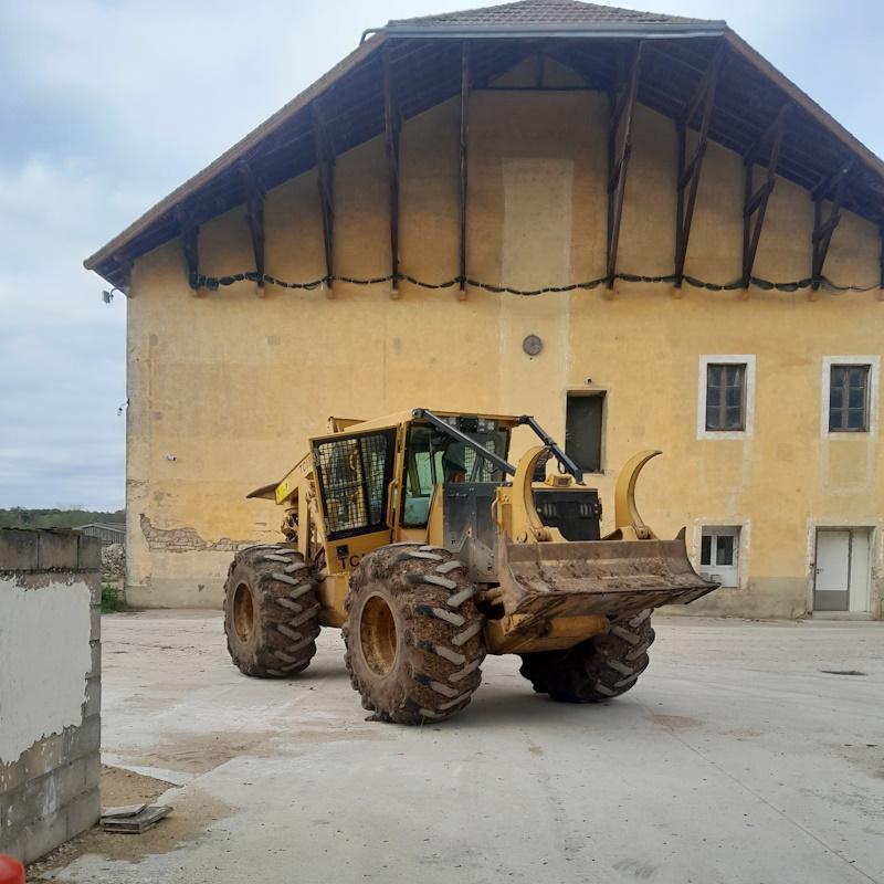 Arrivée du débusqueur dans la cour de la ferme