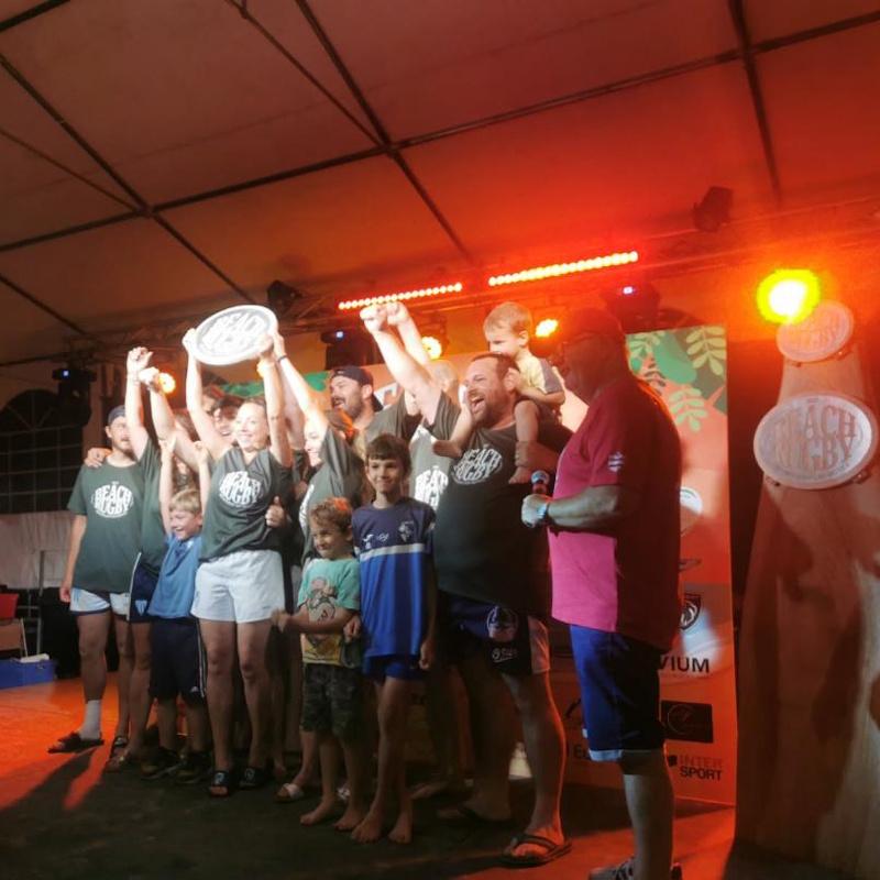 L'équipe Taurë de Beach rugby soulève son trophée